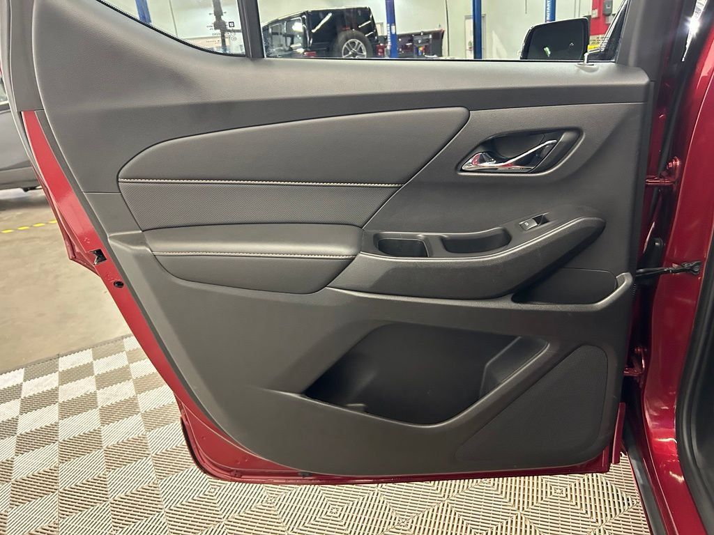 Used 2019 Chevrolet Traverse Premier w/ Driver Confidence II Package FWD image 12