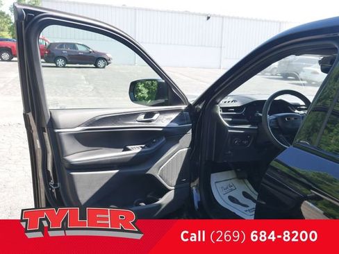 Used 2022 Jeep Grand Cherokee Trailhawk AWD/4WD image 21