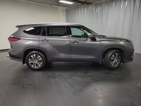 Used 2022 Toyota Highlander XLE AWD/4WD image 9