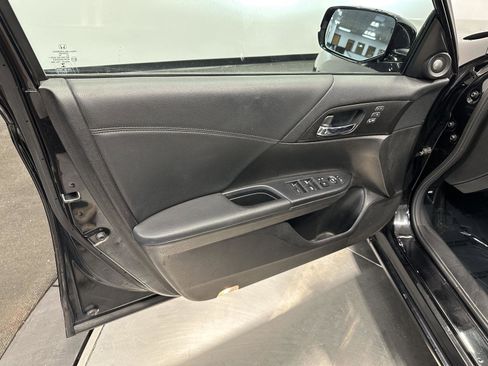 Used 2017 Honda Accord Touring image 9