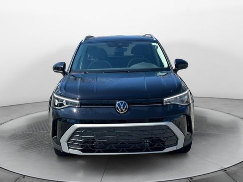 Used 2025 Volkswagen Taos SE w/ Panoramic Sunroof Package image 2