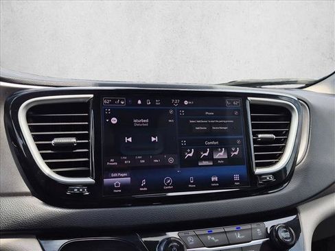 Used 2024 Chrysler Pacifica Touring-L FWD image 10