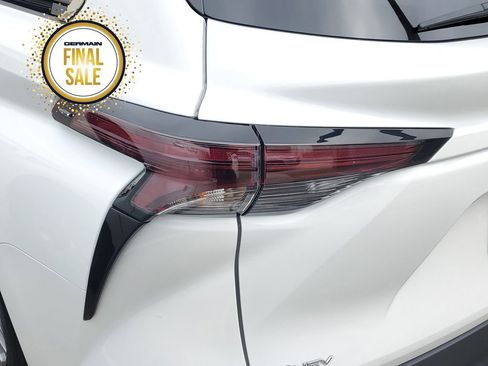 Used 2025 Toyota Sienna LE image 13