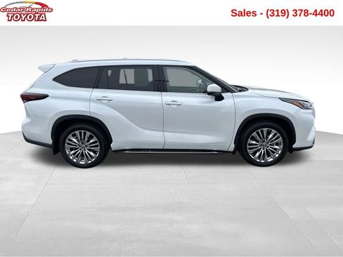 Used 2024 Toyota Highlander Platinum image 7