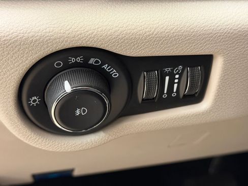 Used 2023 Chrysler Pacifica Touring-L image 13