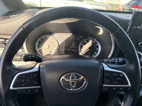 Used 2023 Toyota Highlander XLE image 31
