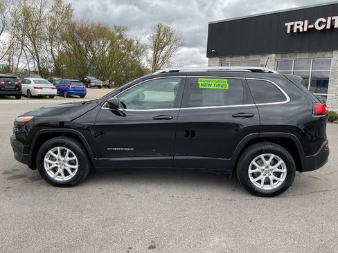 Used 2017 Jeep Cherokee Latitude w/ Cold Weather Group AWD/4WD image 3