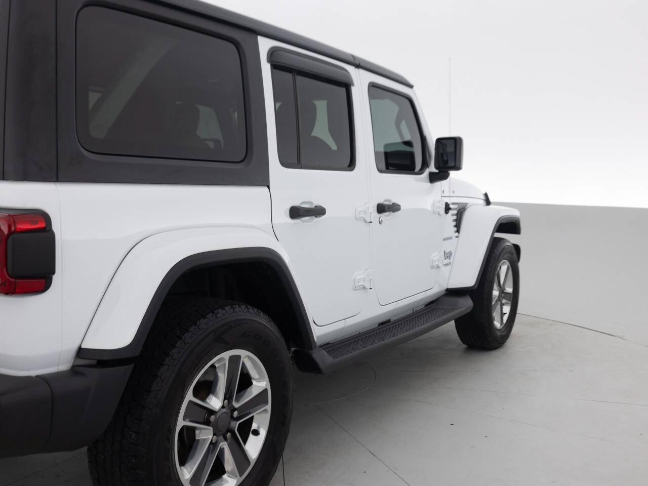 Used 2018 Jeep Wrangler Unlimited Sahara AWD/4WD image 14