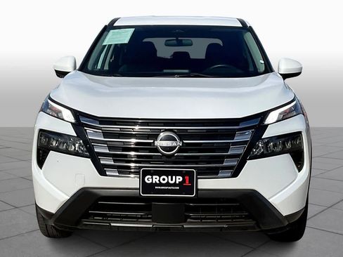 Used 2024 Nissan Rogue SV image 3