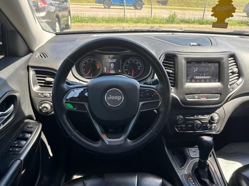 Used 2019 Jeep Cherokee Latitude Plus w/ Cold Weather Group FWD image 12