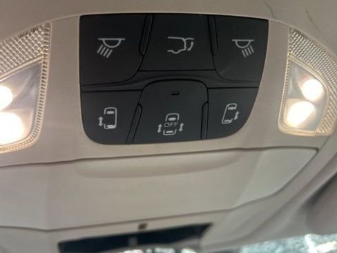 Used 2018 Chrysler Pacifica Touring-L image 31