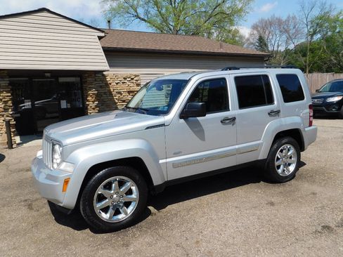 Used 2012 Jeep Liberty Sport image 4