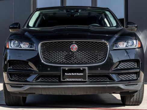 Used 2019 Jaguar F-PACE Prestige image 4