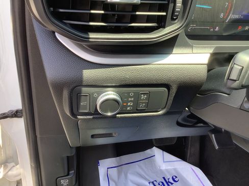 Used 2022 Ford Explorer XLT image 13