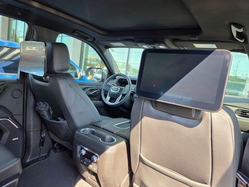 Used 2024 GMC Yukon Denali w/ Advanced Technology Package AWD/4WD image 11
