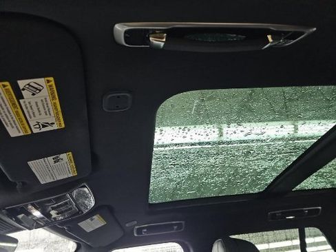 Used 2025 Land Rover Range Rover SE image 9