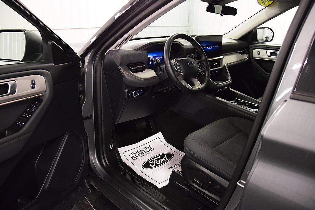 Used 2025 Ford Explorer Active AWD/4WD image 16