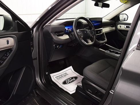 Used 2025 Ford Explorer Active AWD/4WD image 16