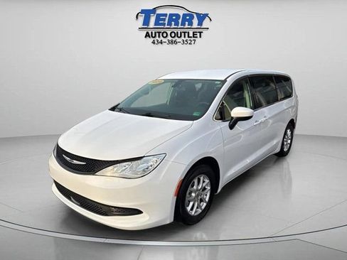 Used 2022 Chrysler Voyager LX FWD image 4