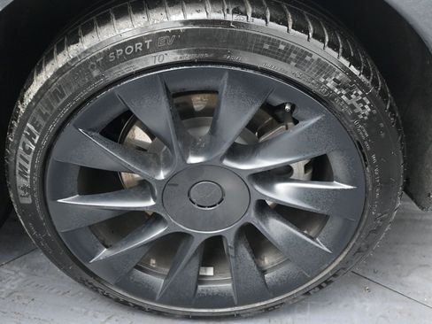 Used 2022 Tesla Model Y Long Range image 42