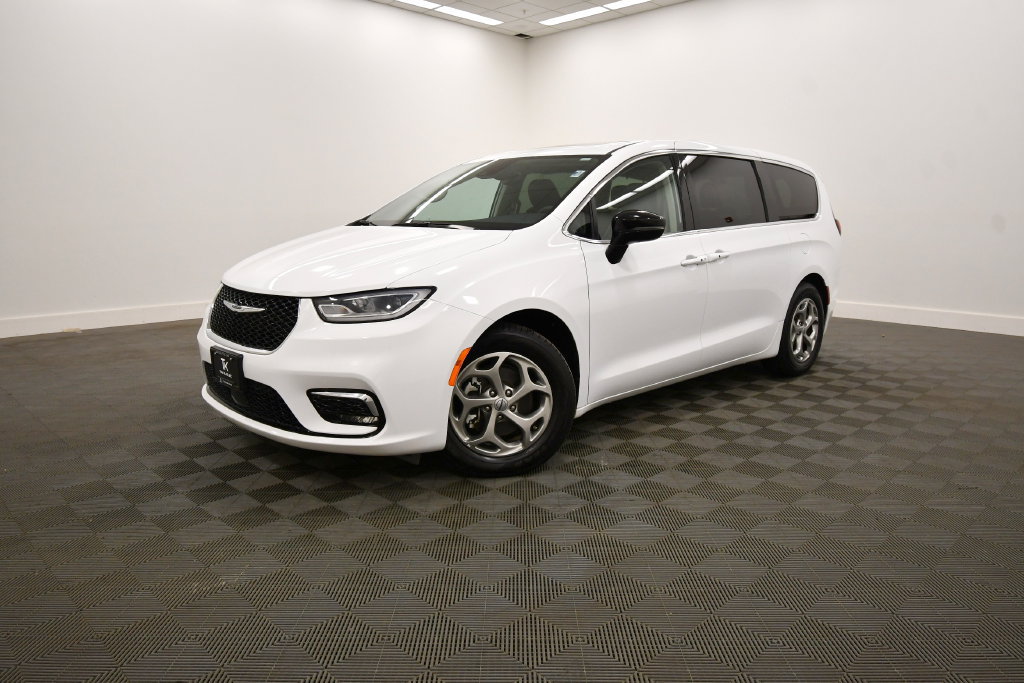 Used 2024 Chrysler Pacifica Limited FWD image 2