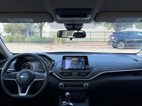 Used 2025 Nissan Altima 2.5 SV FWD image 32