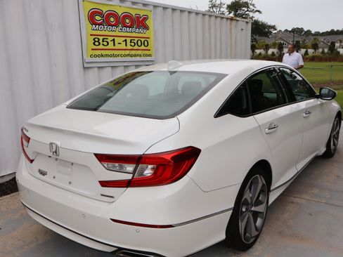 Used 2018 Honda Accord Touring image 9
