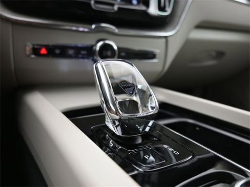 Used 2023 Volvo XC60 B5 Ultimate image 12