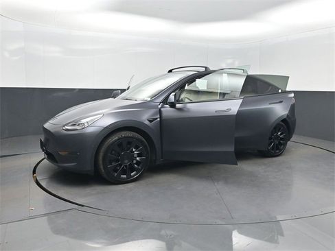 Used 2021 Tesla Model Y Long Range image 32