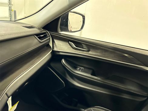 Used 2022 Jeep Grand Cherokee Limited image 27