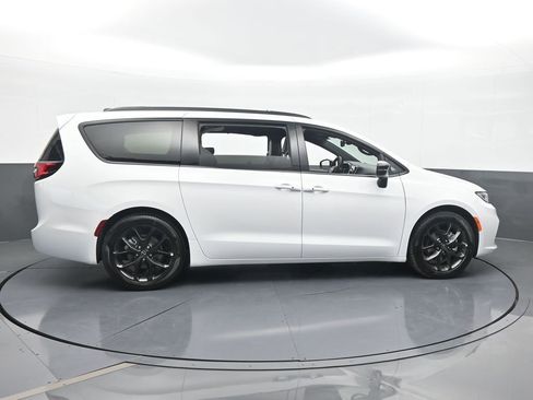 New 2026 Chrysler Pacifica Limited w/ S Appearance Package image 7