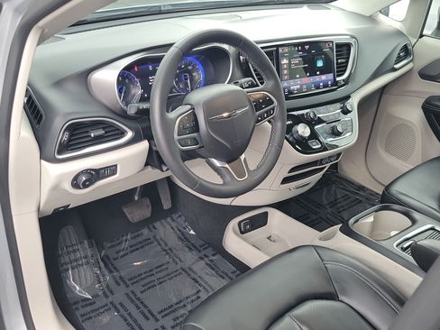 Used 2023 Chrysler Pacifica Touring-L FWD image 17