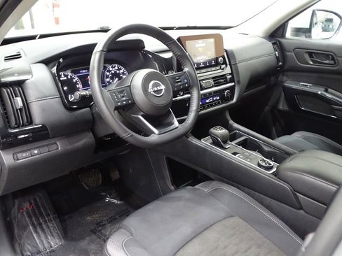 Used 2024 Nissan Pathfinder SV image 23