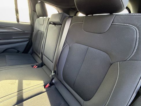 Used 2025 Jeep Grand Cherokee Laredo w/ Luxury Tech Group I image 15