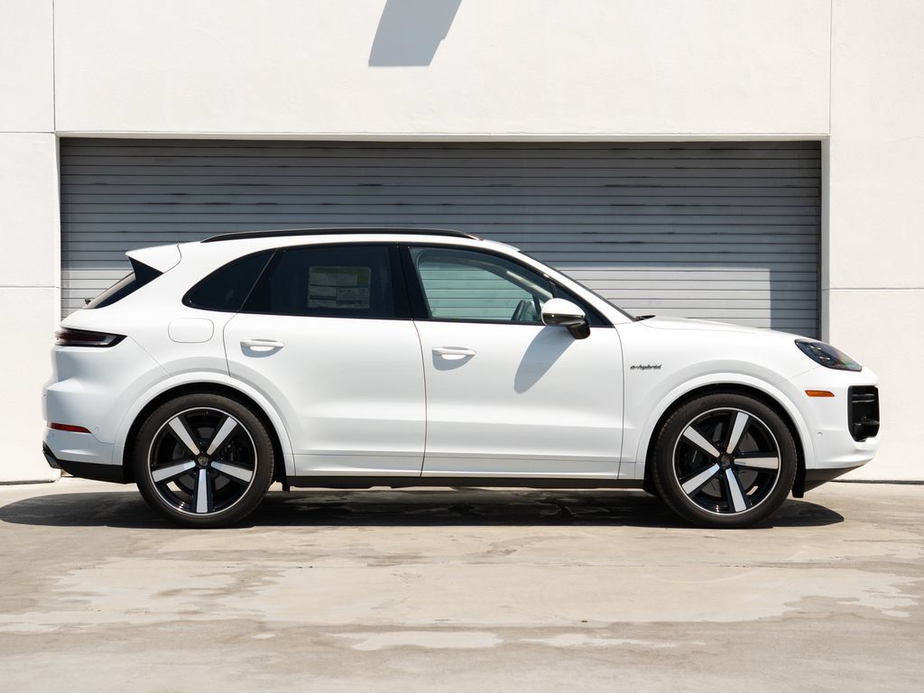 Used 2025 Porsche Cayenne Turbo AWD/4WD image 25