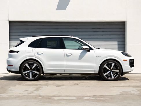 New 2025 Porsche Cayenne Turbo AWD/4WD image 25