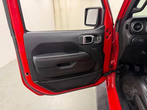 Used 2019 Jeep Wrangler Unlimited Sahara w/ Dual Top Group AWD/4WD image 17