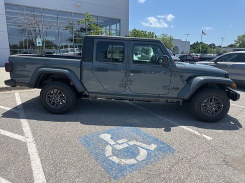 New 2025 Jeep Gladiator Sport image 35
