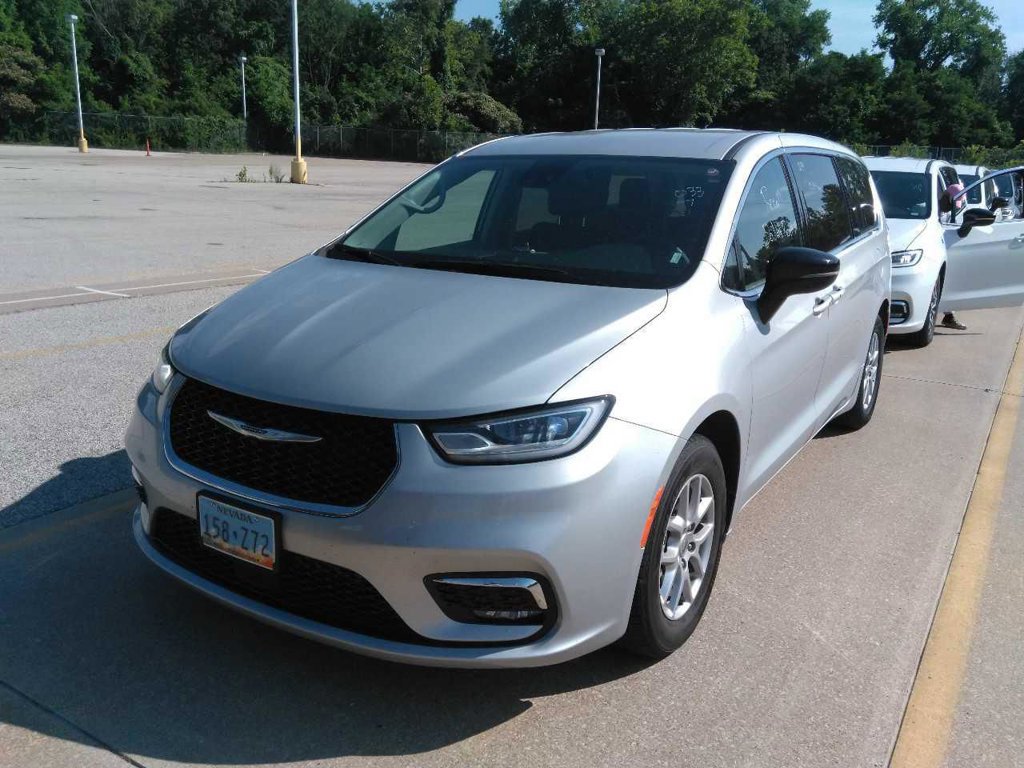 Used 2024 Chrysler Pacifica Touring-L FWD image 2