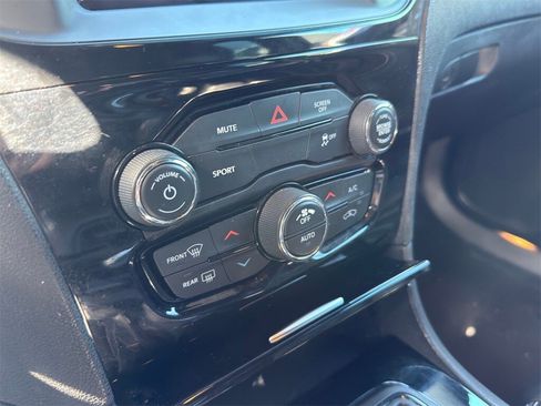 Used 2019 Chrysler 300 S image 18