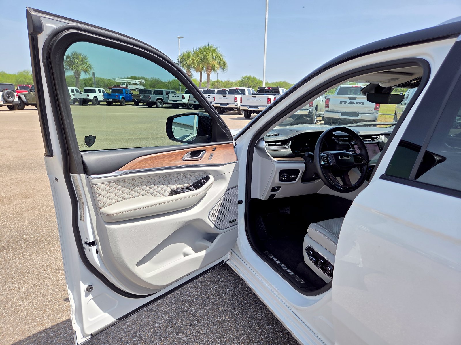 Used 2022 Jeep Grand Cherokee Summit RWD image 12