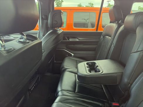 Used 2024 Jeep Wagoneer L Series II w/ Flexible Seating Group AWD/4WD image 8