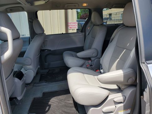 Used 2017 Toyota Sienna XLE w/ XLE Navigation Package FWD image 31