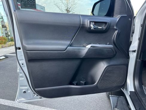 Used 2021 Toyota Tacoma TRD Off-Road image 11