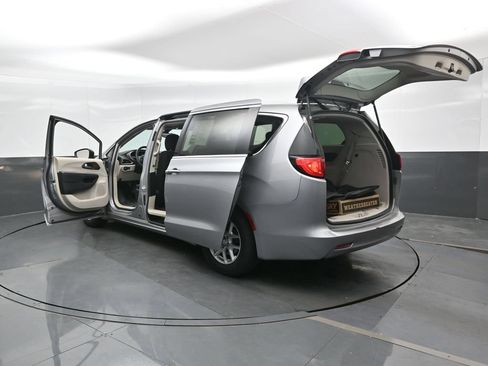 Used 2017 Chrysler Pacifica Touring FWD image 49
