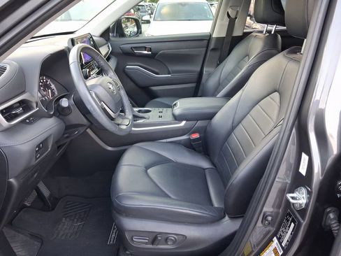 Used 2023 Toyota Highlander XLE image 12