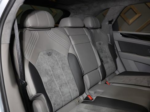 Used 2022 Bentley Bentayga image 7