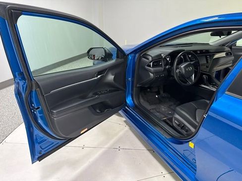 Used 2019 Toyota Camry SE w/ Carpet Mat Package FWD image 8