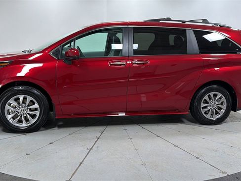 Certified 2025 Toyota Sienna XLE image 8