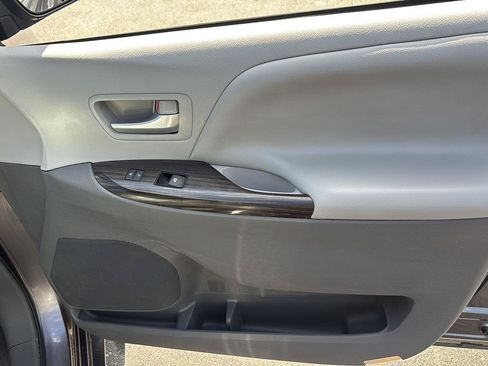 Used 2015 Toyota Sienna XLE AWD/4WD image 16